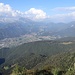 Blick über die dicht bewaldete Nordflanke ins Val Seriana