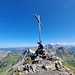 Rast auf dem Liechtensteiner Schwarzhorn beim grossen Gipfelkreuz