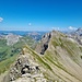 Rückblick vom Vorder Grauspitz zum gut begehbaren Grat bis zum Sattel Pt. 2501m in Bildmitte