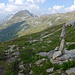 Extrem fragiler Steinmann. Hinten Monte Prosa