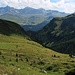 Blick von der Alpweide Schumbrignas hinunter ins Val da Faller und auf die Alp Arnoz (2021m). Gegenüber hoch überm Oberhalbsteintal / Sursés stehen (v.l.n.r.) die 3000er Piz d'Err (3378,3m), Piz Calderas (3397m), Tschima da Flix (3316m) und Piz d'Agnel (3205,6m).