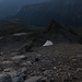Rückblick nach einer kurzen Rast zum Sattel mit dem Schneefleck westlich vom Felsen P.2811m und zum nochmals 200 Meter tiefer liegenden namenlosen See von Muttariel.