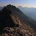 Rückblick ins Sättelchen P.3094m wo man der Piz Forbesch Nordostgrat erreicht. Am Ende vom langen Grat steht der Piz Arblatsch (3203,5m). 