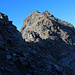 Piz Forbesch Nordostgrat:<br /><br />Man umgeht den Gratgipfel P.3176m mit dem grossen Steinmann nordseitig. Dabei steigt man wenig vor dem Gipfelkopf in die schuttige Nordflanke ein. Wegspuren und einzelne Steinmännchen zeigen den Weg.<br /><br />Ich stieg eiwa 10-15m zu früh in die Flanke ein, auch weil dort wenige Meter unterhalb ein Steinmännchen steht und begann mit der Querung. Ich kam so in heikles Geröllgelände unterhalb P.3176m und musste im T6-Bereich etwa 10 Meter wieder heraufklettern wo ich die richtige Route errecihte. Nachahmer sollten sich also nicht von diesem Steinmännchen in der Flanke verleiten Lassen und wirklich erst kurz vor dem mächtigen Gipfelsteinmann vom P.3176m mit der Umgehung beginnen.