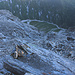 Piz Forbesch Nordostgrat:<br /><br />Tiefblick bei der Umgehehung vom Gratgipfel P.3176m über die mehr als 1000m hohe Nordwand ins Val Curtegns. Dieser kleine Steinmann ist beim tieftsen Punkt der Umgehung von P.3176m auf der richtigen Route auf der eindeutige Wegspuren sind.