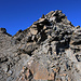 Piz Forbesch Nordostgrat:<br /><br />Nach der nordseitigen Querung unterhalb P.3176m steht dieser Felskopf auf dem Grat. Man könnte ihn überklettern (II+), es ist jedoch einfacher ihn links über eine kleine Platte zu umgehen.
