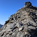 Piz Forbesch Nordostgrat:<br /><br />Das nöchste Türmchen auf dem Grat sieht zunächst etwas schwierig aus, kann aber bequem übestiegen werden (Fels I). Übrigens sind auf dem Grat meistens Wegspuren vorhanden.