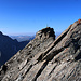 Piz Forbesch Nordostgrat:<br /><br />Blick zum 3261,8m hohen Gipfel vom letzen Gratfelsen von dem man dahinter wenige Meter abklettren muss. Links zeigt sich der Piz Platta (3392m).<br />