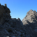 Rückblick von der richtigen nordseitigen Umgehung auf den Nordostgrat vom Gratpunkt P.3176m. Am Gratende ist der 3261,8m hohe Hauptgipfel vom Piz Forbesch. Irgendwie kam mir der Rückweg fast nur noch wie ein Spaziergang vor :-)