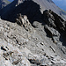 Blick in die grosse Südwandrinne welche auf etwa 3130m Höhe am Piz Forbesch Nordostgrat endet. Hier enden auch alle Schwierigkeiten, denn der Abstieg durch die lange Geröllrinne ist unschwierig und effizient.