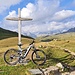 <b>Ecco la tradizionale foto alla croce lignea posta a 2313 m.</b>