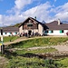 <b>Alle 8:50 raggiungo il Rifugio Maria Luisa (2160 m), una proprietà del CAI di Busto Arsizio. Un nutrito gruppo di escursionisti inizia in questo istante l’escursione. Altri si soffermano sulle sedie a sdraio a prendere il sole.</b>
