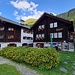 <b>Mi rendo subito conto che la località di origini walser è molto visitata dai turisti. Oltre all’albergo ci sono delle piacevoli locande alpine, due chiesette, un’area sosta per camper, un negozio per il noleggio di e-mtb, e delle case tipiche di legno, abbellite da rigogliosi gerani rossi.</b>