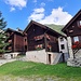 <b>Le abitazioni di Riale, con i loro tetti spioventi e le facciate in legno, sono tipiche dell’architettura Walser e testimoniano il modo in cui questo popolo di origine germanica ha saputo adattarsi al rigido ambiente montano. </b>