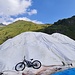 <b>“Snow farm”.<br />Ai margini del pianoro spicca un grande ammasso bianco coperto da teli geotermici, costituiti da fibre di alluminio, che a loro volta sono intervallati da strati isolanti di ovatta. Si tratta di uno “snow farm”. Realizzati grazie al supporto tecnico di un’azienda svizzera, i teli coprono 7000 metri cubi di neve, stoccati nel mese di maggio. In questo modo sarà possibile offrire, a partire da fine ottobre, inizio novembre, più di due km e mezzo di pista agli atleti e alle nazionali di sci di fondo, che avranno la possibilità di anticipare gli allenamenti in vista delle competizioni. </b><br />