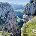 Tiefblick ins enorme Couloir;
dahinter EMJ