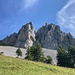 ... und Einblick in die Felsschlucht zwischen beiden Gipfeln