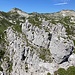 Blick vom SE-Gipfel (Grasmutte rechts unten) über die Felsschlucht zum Böli