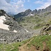 Vue vers l'ouest depuis le col de Louvie. Le sentier suit le versant droit de la vallée.