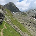 Le sentier est étroit et traverse plusieurs zones de blocs