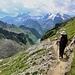 Le lac de Louvie apparaît, encore loin dessous