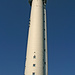 Wie ein Leuchtturm überragt der Sendeturm auf den Rhinower Bergen das weite Land. Aufgrund des seitlich angebrachten Fahrstuhlschachtes wurde er von vielen auch als «Raketenabschussrampe» bezeichnet, wie Wolfgang Lill von radiomuseum.org in seiner Dokumentation über die <a href="https://www.radiomuseum.org/forum/funkbetriebsstelle_rhinow.html" rel="nofollow" target="_blank">Funkbetriebsstelle Rhinow</a> erläutert. 