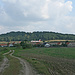 Von der Milchviehanlage (Name gemäss OSM), bzw. Agrargenossenschaft Stölln e.G.schweift der Blick zur Iljuschin Il-62 «Lady Agnes» und zum Gollenberg.