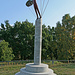 Seit 2007 ziert diese Gedenkstele den Gipfel des Gollenberges. Sie symbolisiert den zum Absprung bereiten Flieger mit den mittels Spanndrähten befestigten Flügeln. Dazu passen die folgende Worte Lilienthals: <em>«…wie es überhaupt ein unbeschreibliches Vergnügen ist, hoch in den Lüften sich über sonnigen Bergabhängen zu wiegen, ohne Stoss, ohne Geräusche, nur von leiser Äolsharfenmusik begleitet, welche der Luftzug den Spanndrähten des Apparates entlockt.»</em>