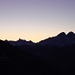Langsam verfärbt sich der Himmel - Sonnenaufgang vom  Heinzer Berg mit Sicht auf Piz Üertsch, Piz Ela, Corn da Tinizong und Piz Mitgel.