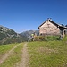 Ein breiter Panoramweg führt in angenehmer Steigung bis zum Fuß des steilen Hangs unter dem Twenger Almsee.  
