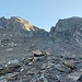 Der immmer steiler werdende Schutthang führt zum Südgrat des Schwarzachspitz empor.
