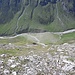 Tiefblick über den Grashang, über den wir abgestiegen sind.