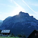 die Sonne zeigt sich hinter der Bergflanke