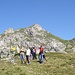 Familienfoto mit unserem Gipfelziel im Hintergrund