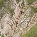 In der Traverse des Streichkopfs gibt es eine erste seilgesicherte Passage