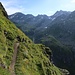 Le sentier qui descend depuis le col du Bec d'Aigle est exposé au début
