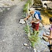 auf dem Zugangsweg repariert Werner ein metertiefes Loch