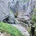 kurzer Abstieg zu dieser kurzen Hängebrücke, nach welcher ...