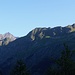 Les premiers rayons de soleil de la matinée touchent les sommets au-dessus du val de Bagnes