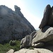 Quando passo di qui non posso mancare di fare una piccola deviazione per andare a vedere «Sa Berritta» (che nel versante di Berchidda viene anche chiamata «Sa Pedra Supràppare» - pietra sopra l’altra); il blocco in sommità è alto più di cinque metri e i lati misurano circa dieci metri, è come se una mano gigantesca l’avesse appoggiato lì!