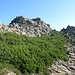 Raggiunta la sella visibile a destra, si può salire da dietro su Punta Giugantinu (centro foto).