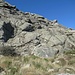 Le facili rocce appoggiate che si superano per arrivare alla croce di Punta Giugantinu, appena visibile in alto a sinistra.