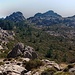 Lasciando Sa Berritta e dirigendosi verso nord-est, si trova il gruppo di Punta Bandiera. Il pianoro inclinato con eriche e ginepri che si vede, è quello che verso destra porta a Serra ‘e Mesus e quindi a Berchidda.