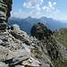 der schwarze Gratkopf wird mit Hilfe eines Fixseils überschritten - im Abstieg vom Piz di Strega ertüchtigend