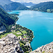 Unten das Örtchen Weißenbach. Ganz hinten winkt noch der Mondsee herüber.