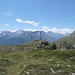 Blick von Punkt 2496 zu Wetterstation und Gipfelkreuz.