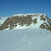 Die abgeblasene Gipfelkuppe des Mittaghorns, hinten links grüsst das Finsteraarhorn