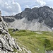 und der Weg flacht deutlich ab über einfache Wiesen