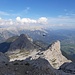 Auch der Abstieg über das Melkerloch ist alpin. In der Bildmitte sieht man einen Helikopter von der Bergrettung, weil gerade eine Seilschaft aus der Südwand ausgeflogen werden musste