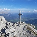 Ein paar Meter neben dem Gipfelkreuz befindet sich sogar eine Grillschale